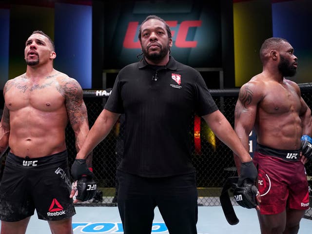 <p>Eryk Anders (left) landed an illegal knee on Darren Stewart in the pair’s first meeting</p>