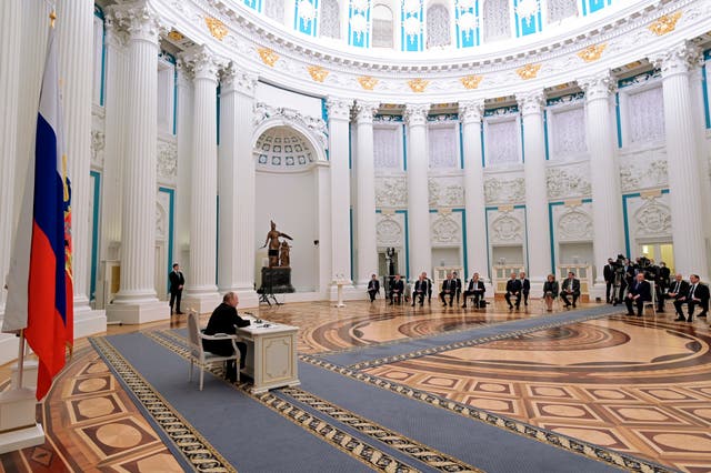 <p>Vladimir Putin reconoció la independencia de las regiones separatistas en el este de Ucrania </p>