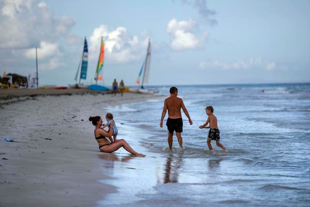 <p>Las playas de España sufren por el gran número de personas, el desarrollo inmobiliario y los efectos del cambio climático </p>