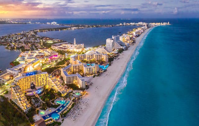 <p>Four tourists are dead after a boat sank off the  coast of Cancún </p>