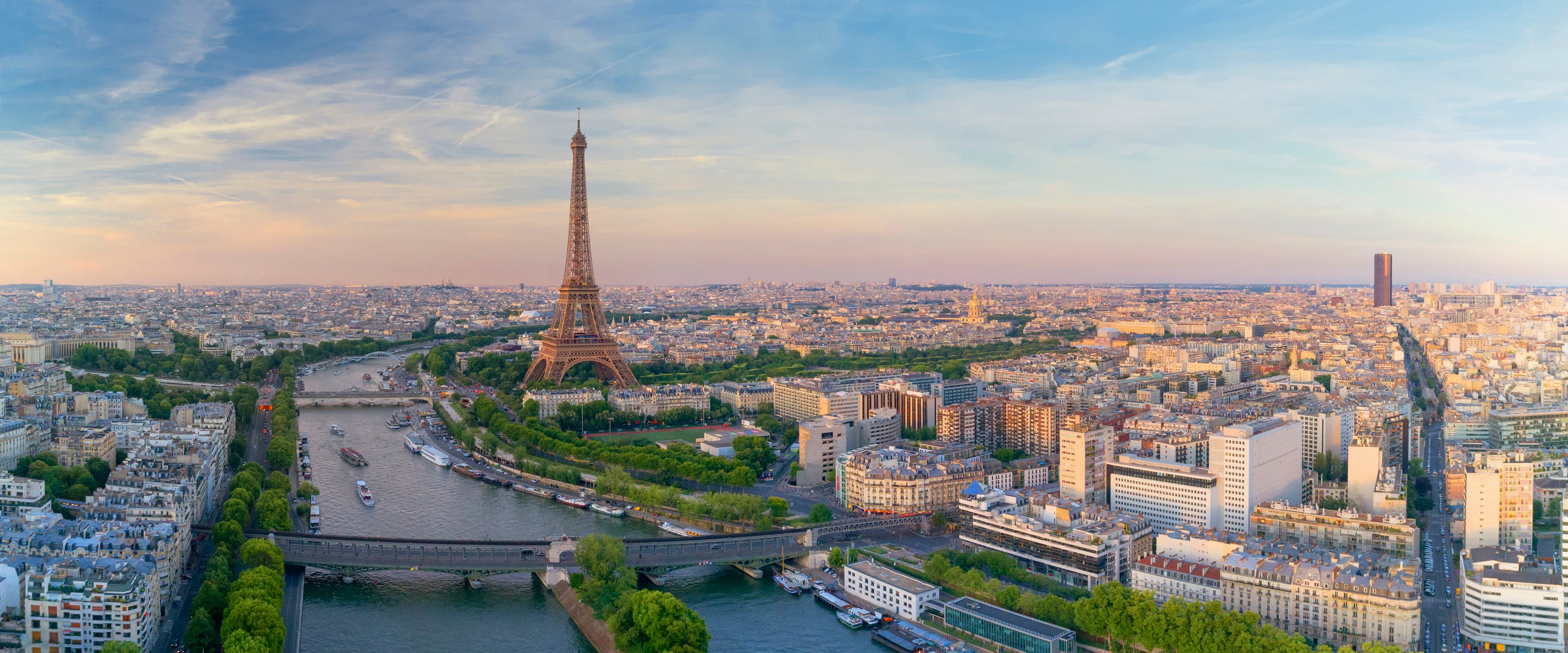 Hôtel Passy Eiffel is just across the way from one of the most iconic landmarks on the planet – the Eiffel Tower