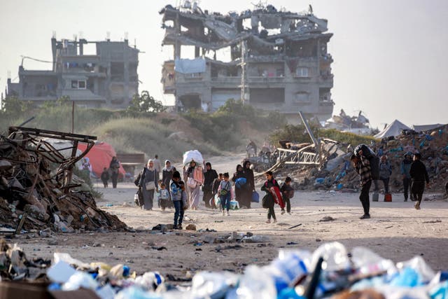 <p>People displaced by conflict and fleeing from Beit Hanoun in the northern Gaza Strip</p>